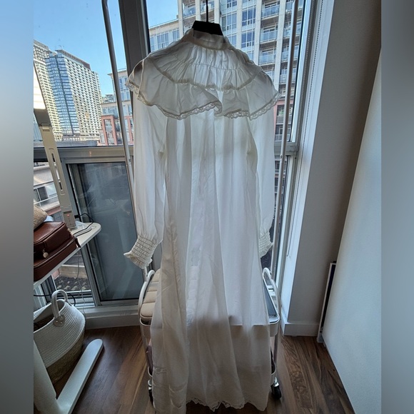 Rose Tree | White Ruffled Duster - Picture 3 of 7